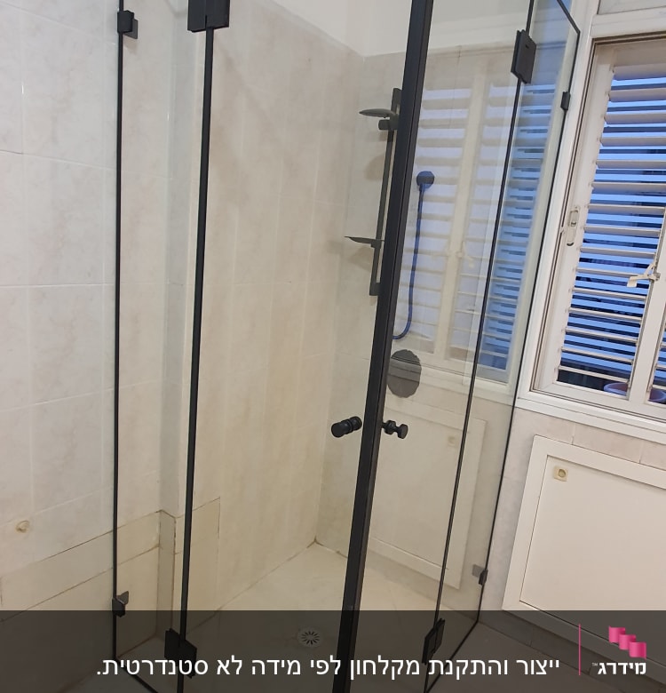 מקלחון זכוכית עם מסגרת שחורה וברז מקלחת